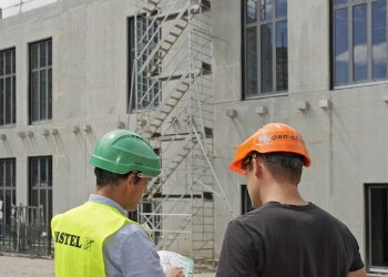 Conseiller sécurité DISTEL avec un client sur un chantier