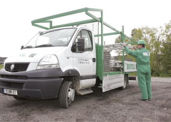 Livreur DISTEL qui charge son camion