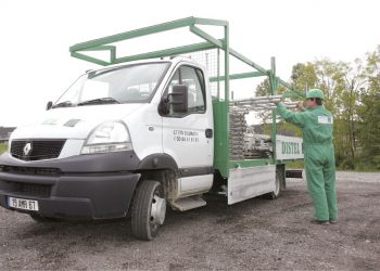 Livreur DISTEL qui charge son camion