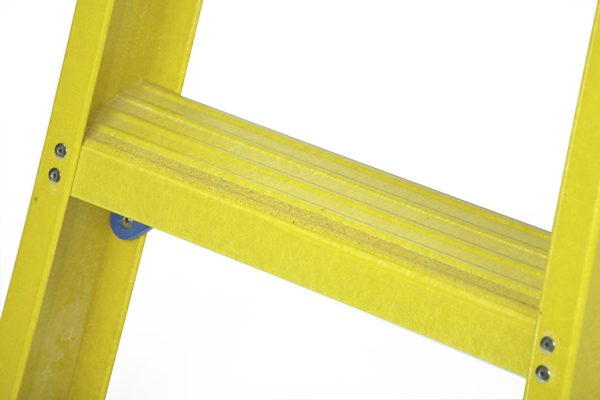 Escabeaux DISTEL : Marche monoblocs de 80 mm à rainures profondes