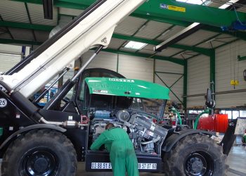 Technicien DISTEL entrain de faire la maintenance d'un chariot télescopique